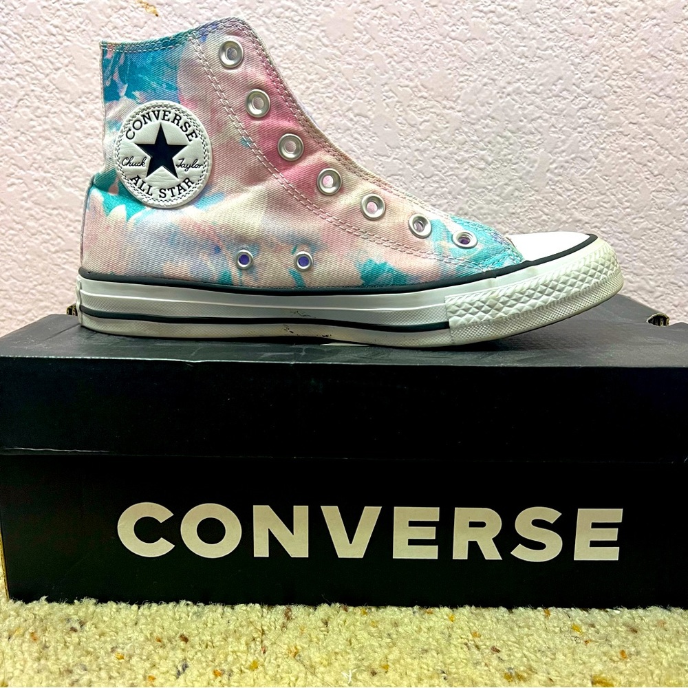 Converse Women’s 8 Floral Hi Top Chuck Taylor’s